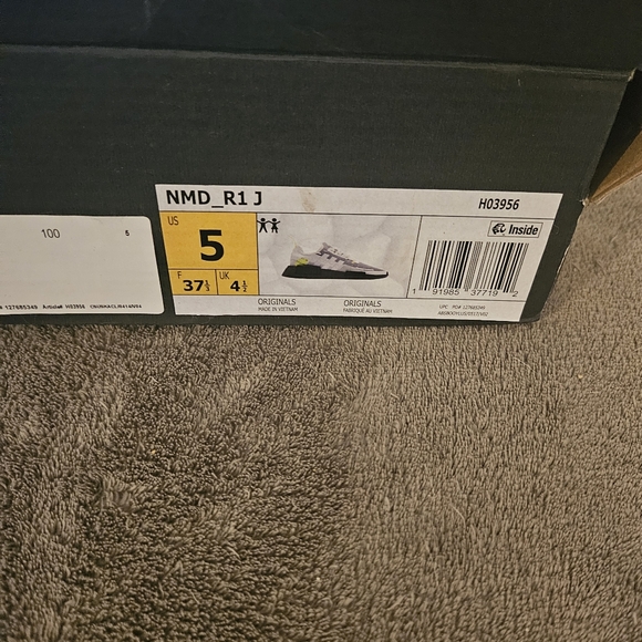 Big kids or womens Addias sneaker - Picture 5 of 5